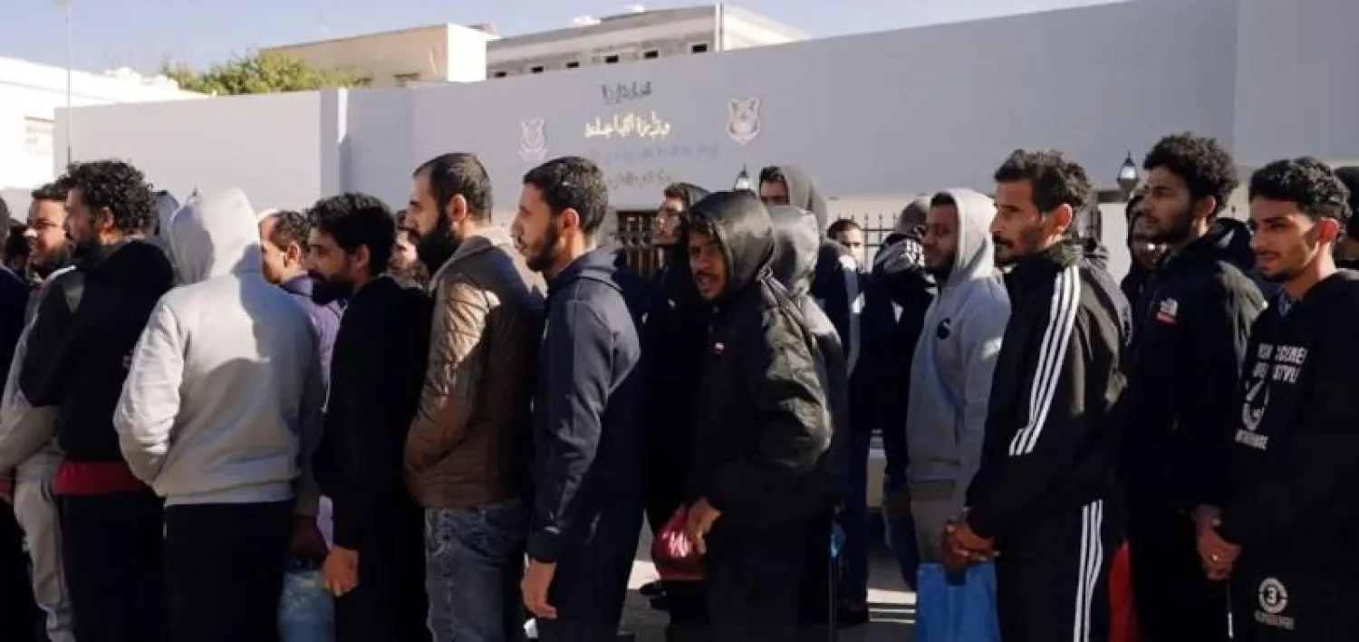 جانب من المهاجرين المصريين الذين جرى ترحيلهم (جهاز الهجرة غير المشروعة)