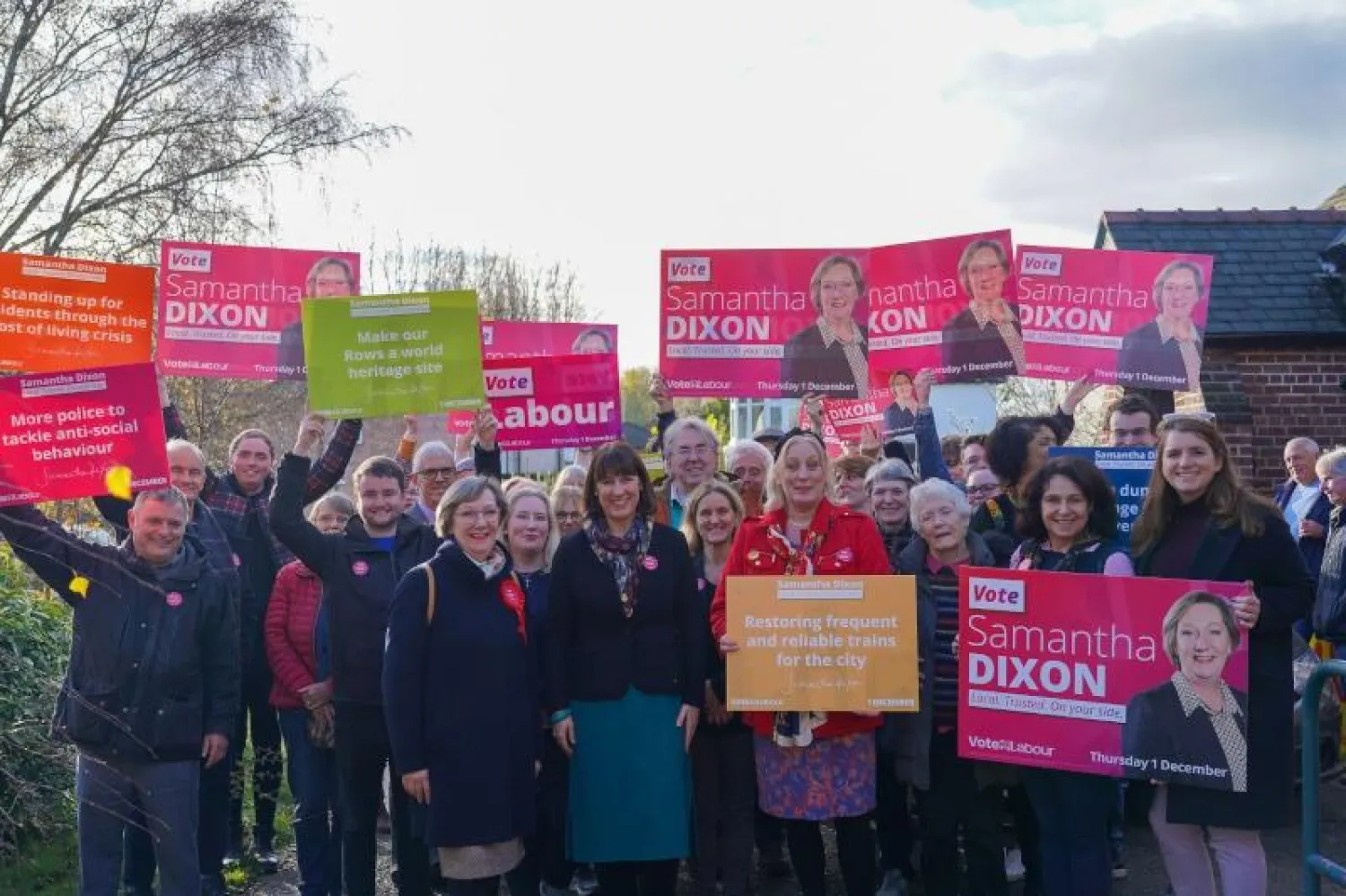 سامانثا ديكسون في تشستر مع مؤيدين (حساب سامانثا ديكسون على تويتر)