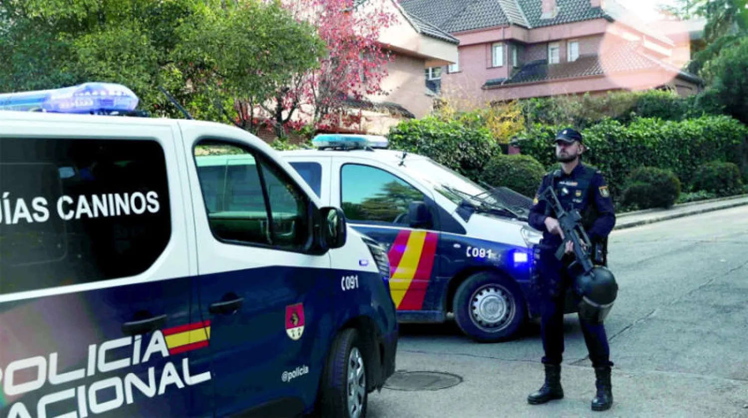 الشرطة الإسبانية تطوق محيط السفارة الأوكرانية في مدريد بعد وصول طرد دموي إلى السفارة (رويترز)