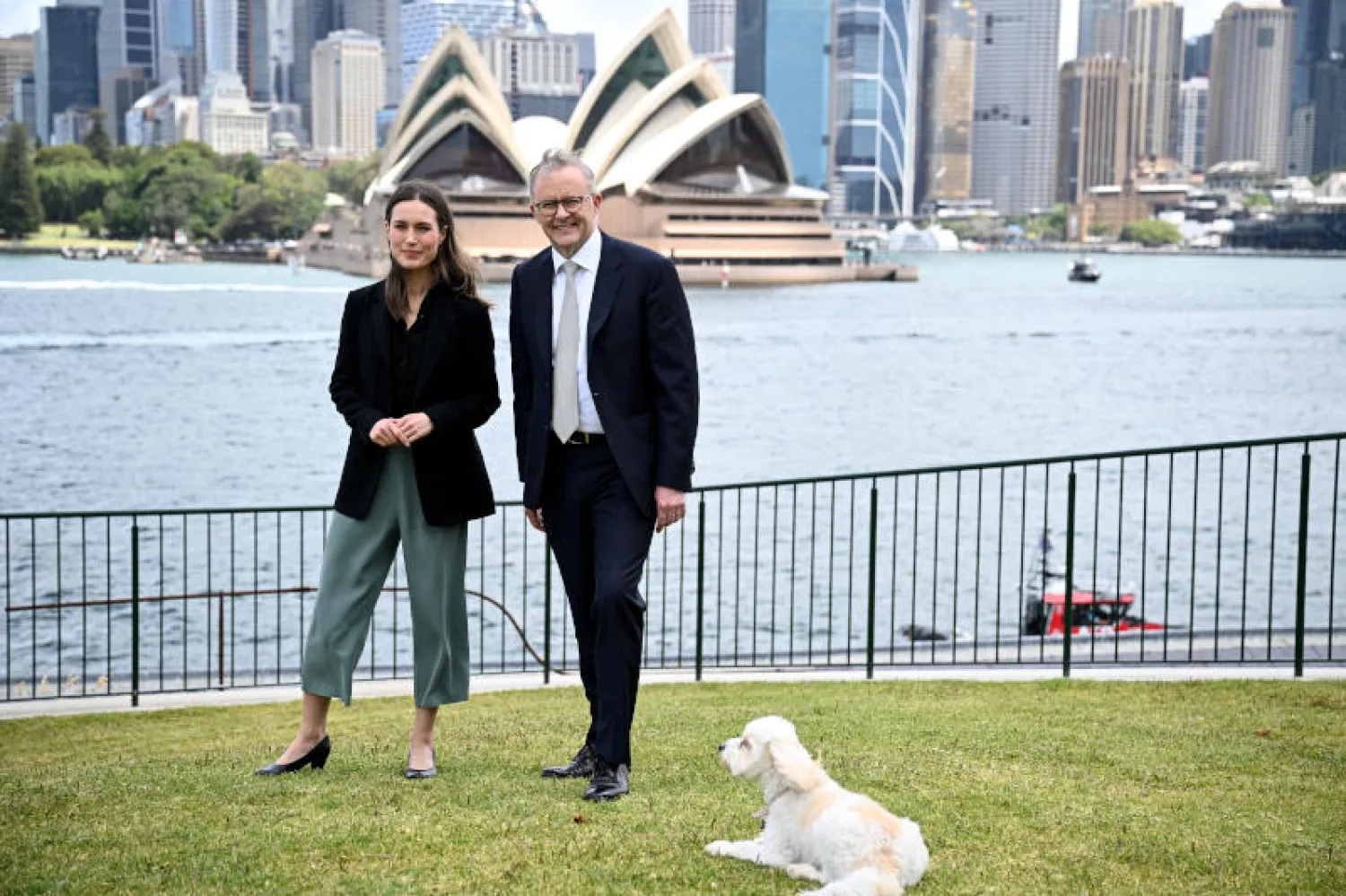رئيسة الوزراء الفنلندية سانا مارين ورئيس الوزراء الأسترالي أنتوني ألبانيز قبالة مبنى الأوبرا في سيدني (أ.ب)