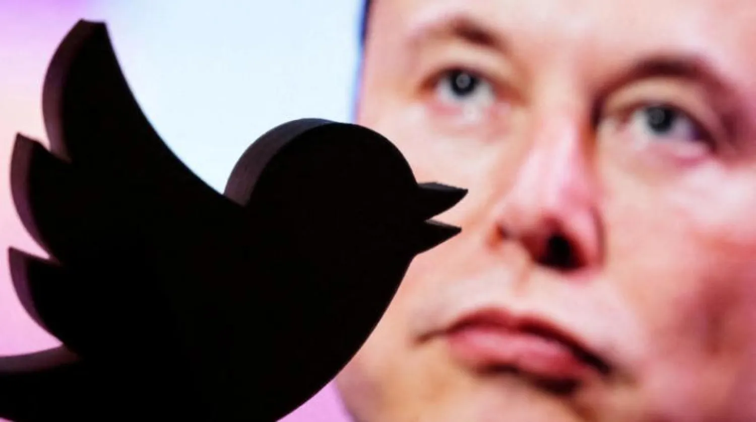Elon Musk’ın fotoğrafının önünde Twitter logosu (Reuters)