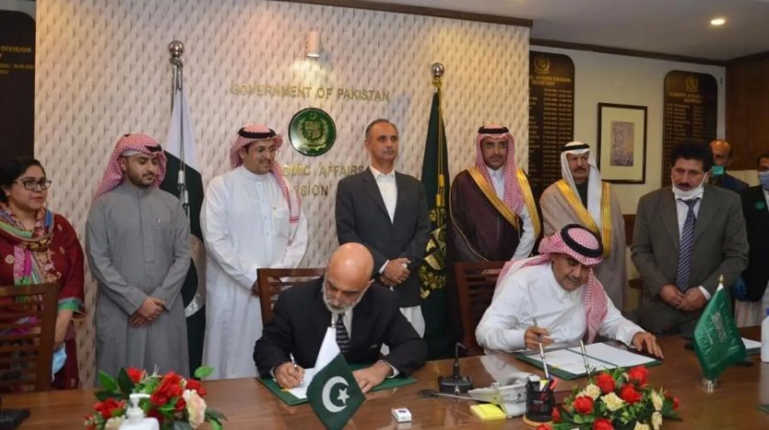 Signing ceremony of a deposit agreement between the Saudi Fund for Development and the Pakistani Central Bank in November 2021 (SPA)