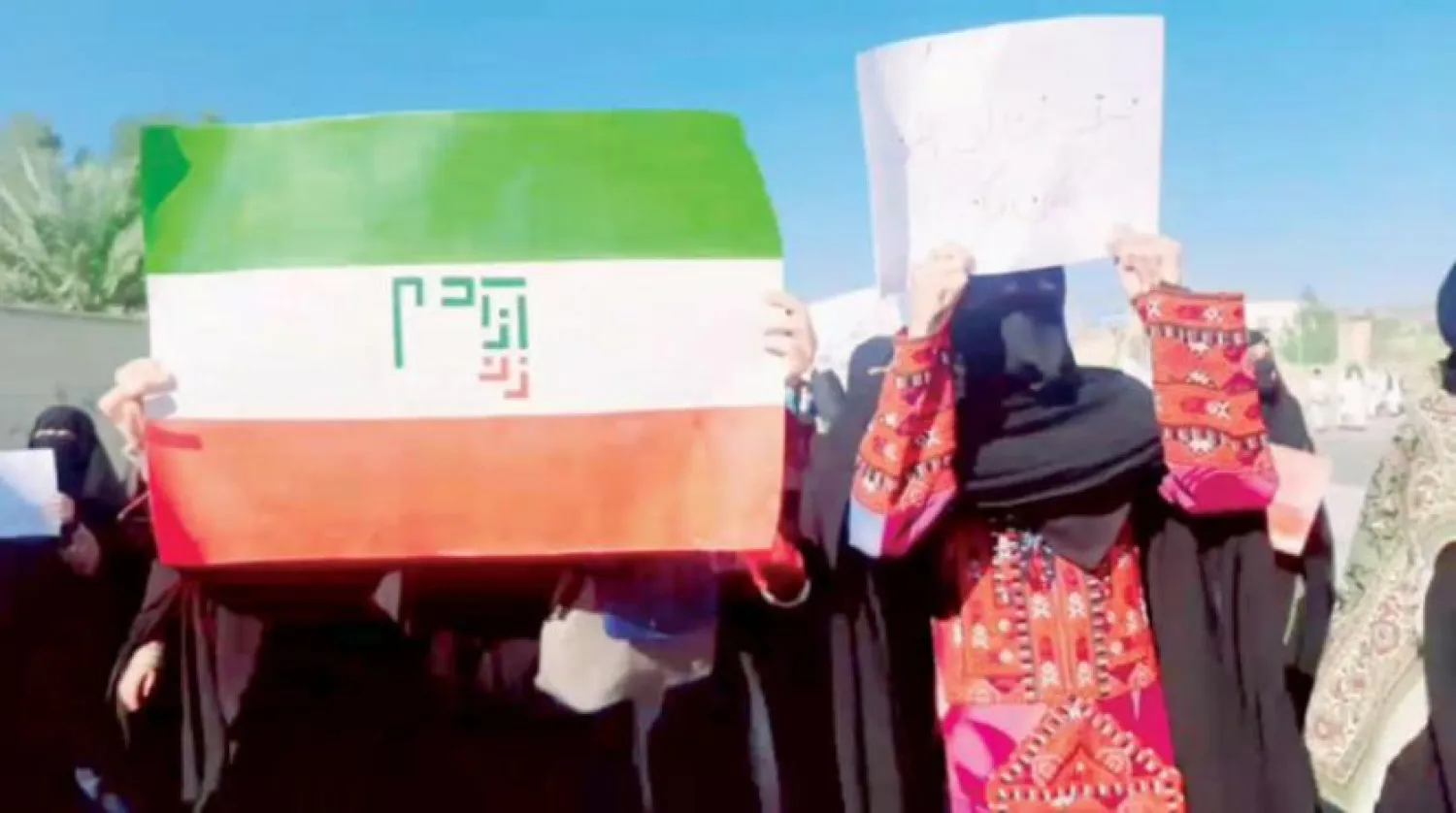 Zahidan’daki protestolarda kadınlar ‘Kadın, Özgürlük, Yaşam’ sloganı attılar. (Twitter)