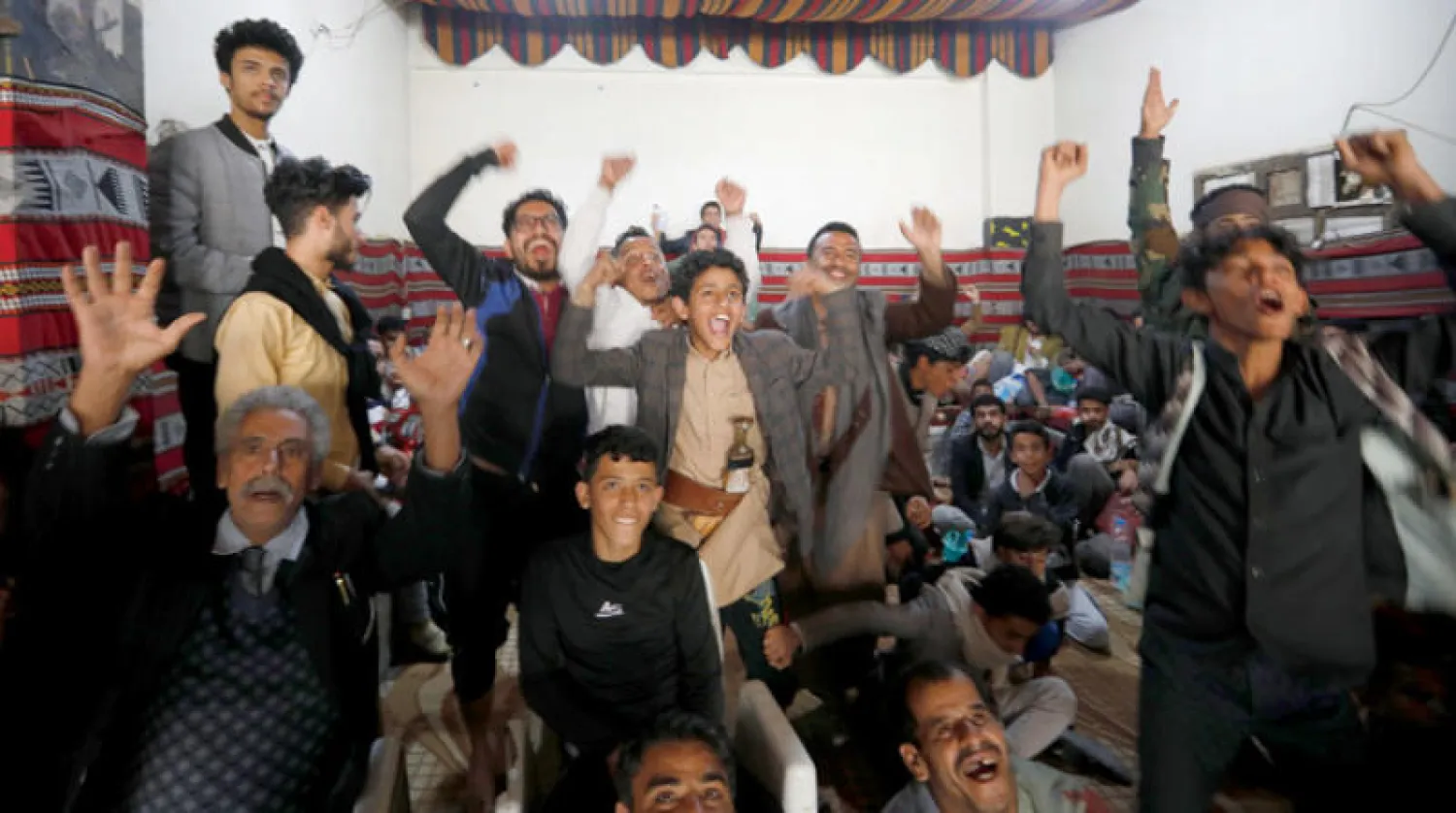 يمنيون يبتهجون في إحدى استراحات صنعاء بفوز السعودية على الأرجنتين (إ.ب.أ)
