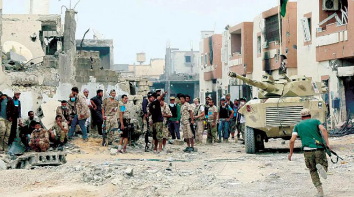 قوات ليبية تهاجم مواقع «داعش» خلال عملية «البنيان المرصوص» في مدينة سرت 2016 (غيتي)