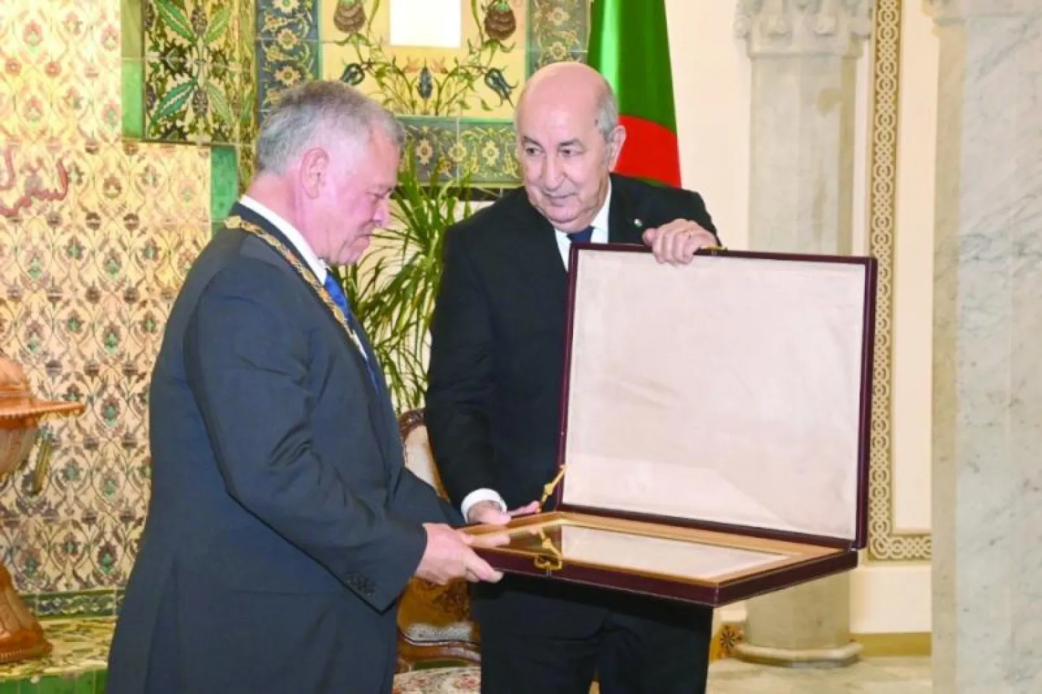 الرئيس تبون قلد الملك عبد الله الثاني «وسام أثير» (الرئاسة الجزائرية)