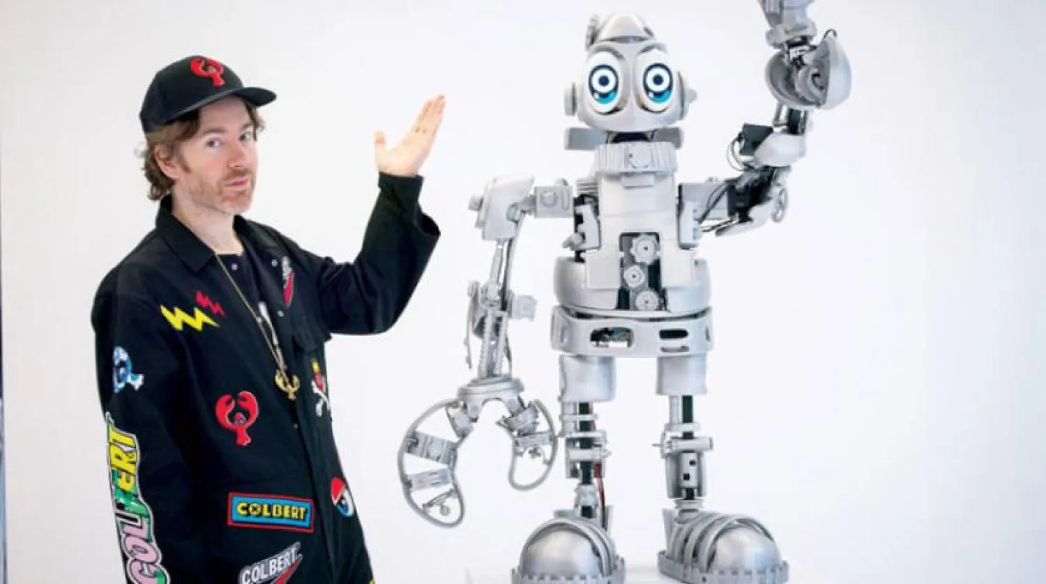 İngiliz sanatçı Philip Colbert, Londra’da sanat endüstrisinden bir robot tanıttı (EPA)