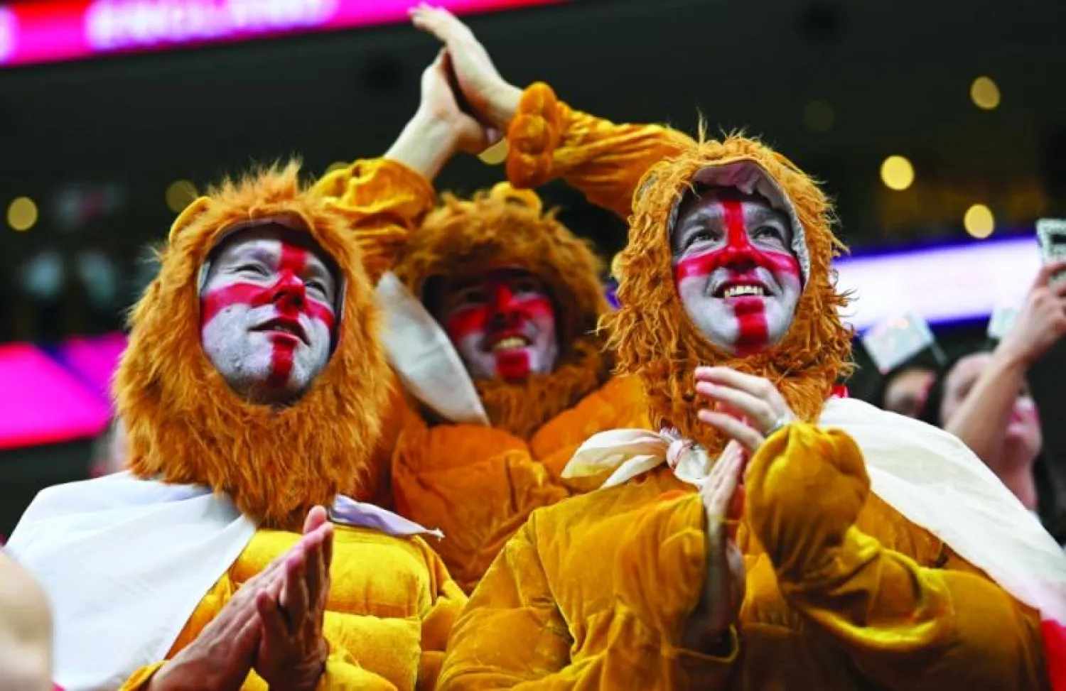 جماهير إنجليزية تساند منتخبها بطريقة لافتة في مونديال قطر (إ.ب.أ)