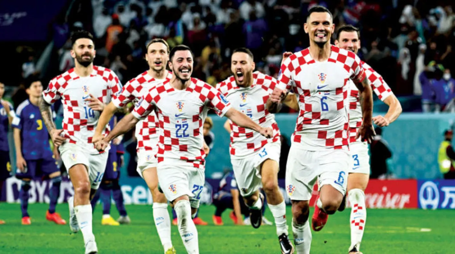 لاعبو منتخب كرواتيا يحتفلون بتأهلهم إلى ربع نهائي مونديال قطر بفوزهم على اليابان بركلات الترجيح 3 - 1 بعد انتهاء الوقتين الأصلي والإضافي بالتعادل 1 - 1 على «استاد الجنوب» في الوكرة أمس (أ.ف.ب)