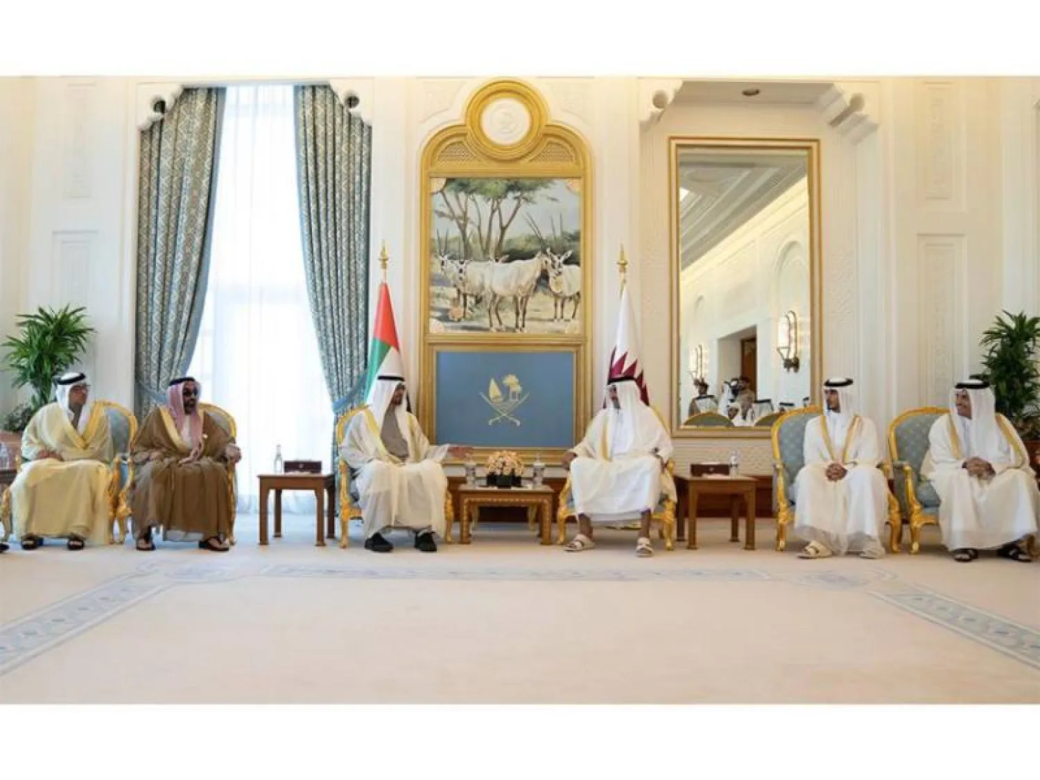 الأمير تميم بن حمد في مقدمة مستقبلي الشيخ محمد بن زايد الذي وصل الدوحة في زيارة رسمية (قنا)