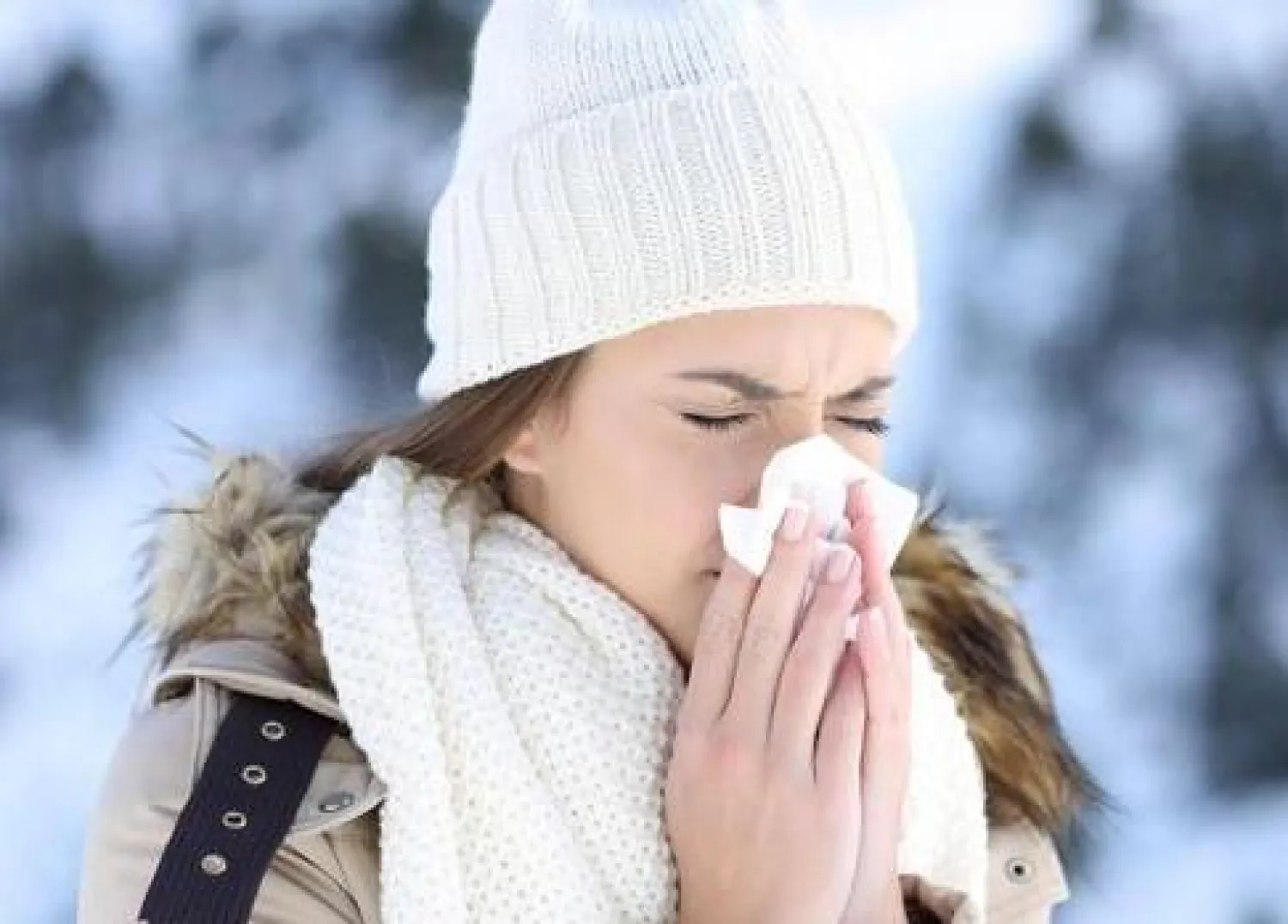امرأة مصابة بالزكام في فصل الشتاء