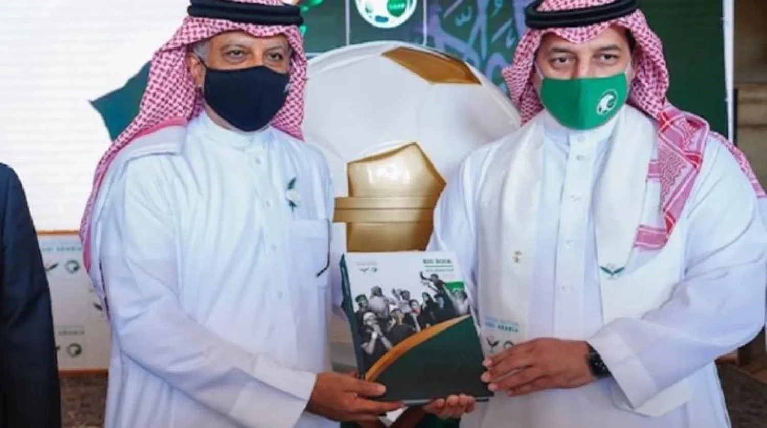 Suudi Arabistan Futbol Federasyonu Başkanı Yasir el Mishal 2027 Asya Kupası’na ev sahipliği yapmak için dosyayı teslim ederken (Şarku’l Avsat)