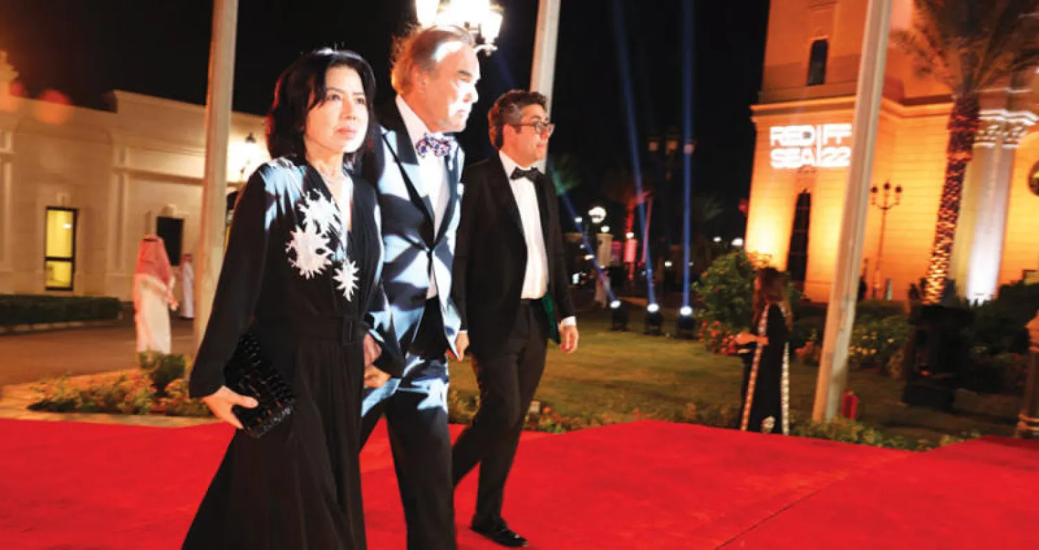 المخرج أوليفر ستون وزوجته في حفل الافتتاح بجدة (أ.ف.ب)