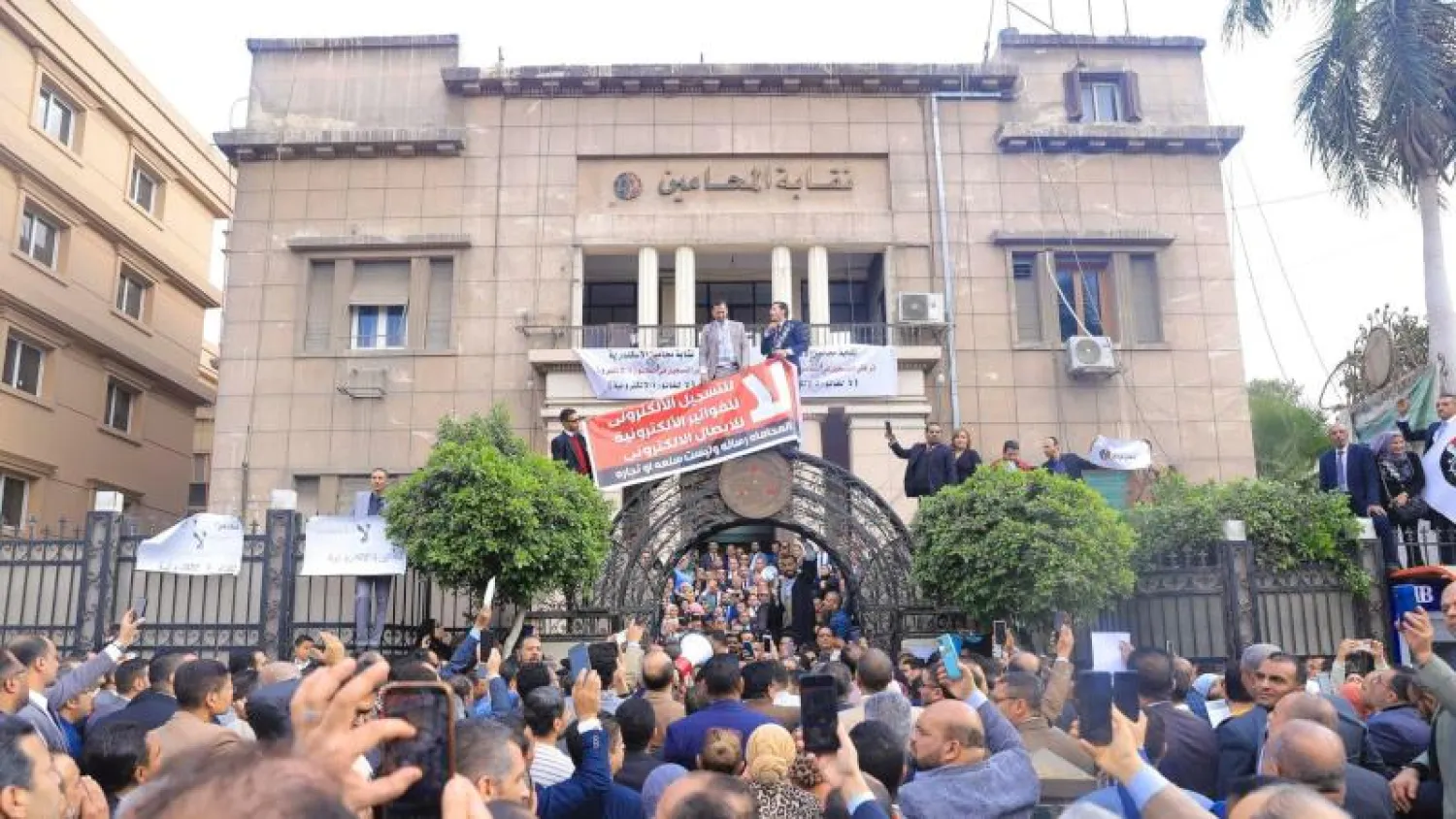 جانب من الوقفة الاحتجاجية أمام نقابة المحامين في القاهرة (صفحة نقابة المحامين على فيسبوك)