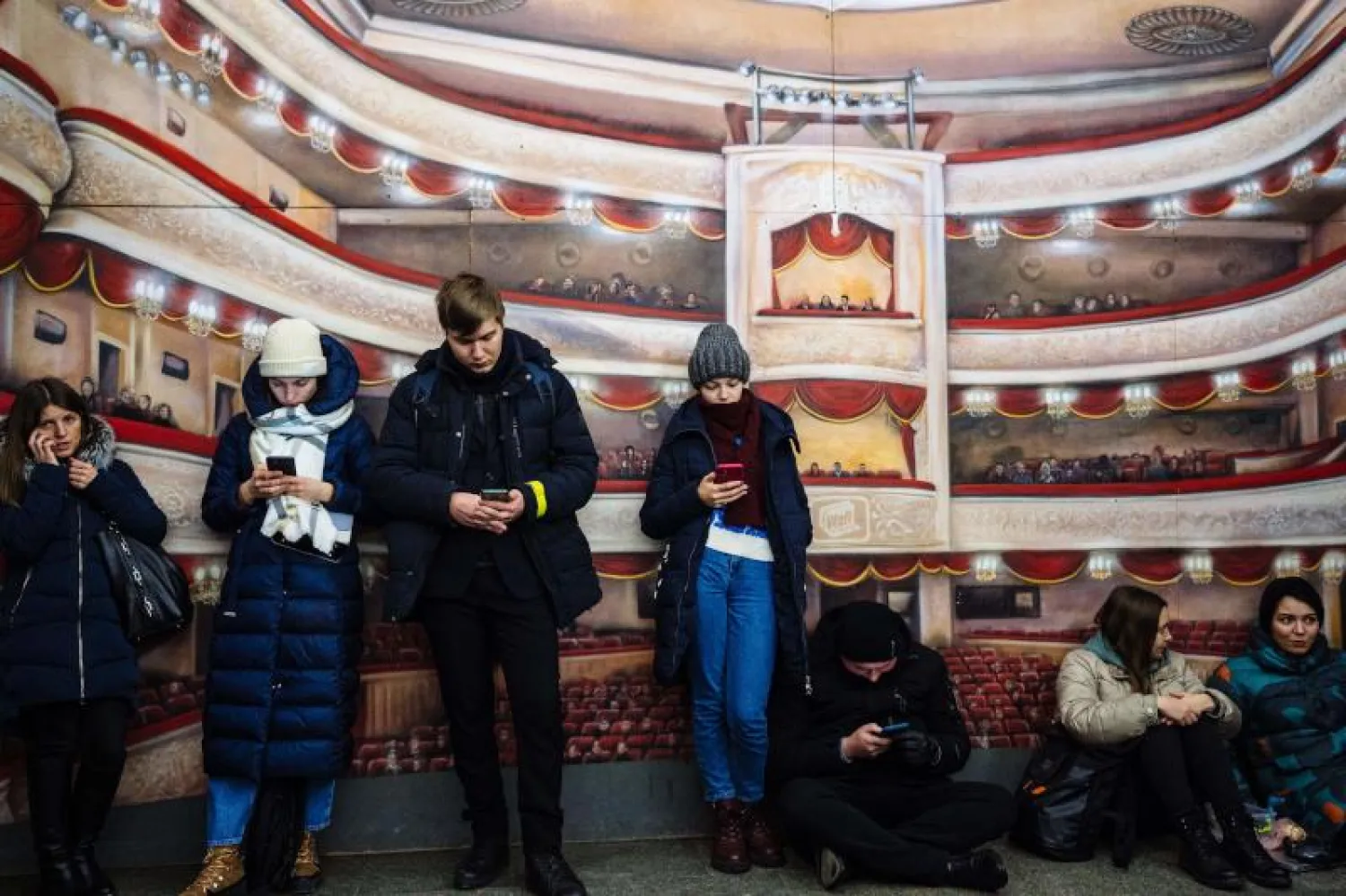 مدنيون لجأوا إلى محطة مترو خلال إنذار بغارة جوية وسط كييف الاثنين (أ.ف.ب)