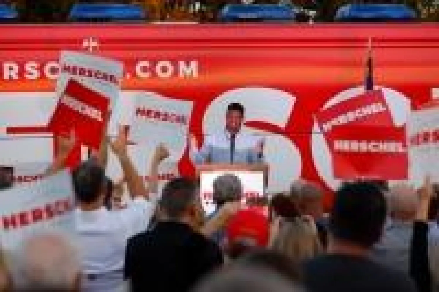 المرشح الجمهوري هيرشيل والكر خلال تجمع انتخابي السبت (أ.ب)