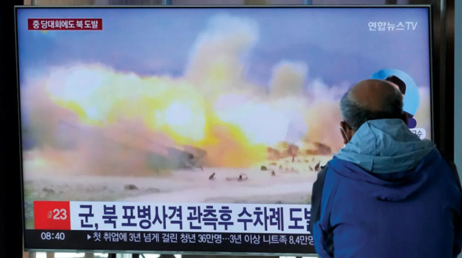 تقرير تلفزيوني يقدم صوراً لتمارين عسكرية كورية شمالية في سيول يوم 19 أكتوبر 2022 (أ.ب)