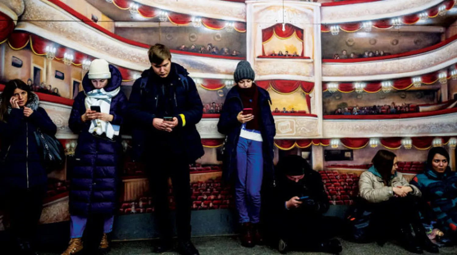 مدنيون لجأوا إلى محطة مترو خلال إنذار بغارة جوية وسط كييف أمس (أ.ف.ب)