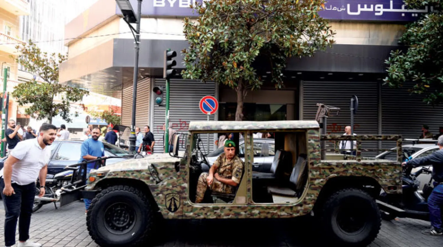 دورية للجيش أمام أحد المصارف في بيروت (إ.ب.أ)