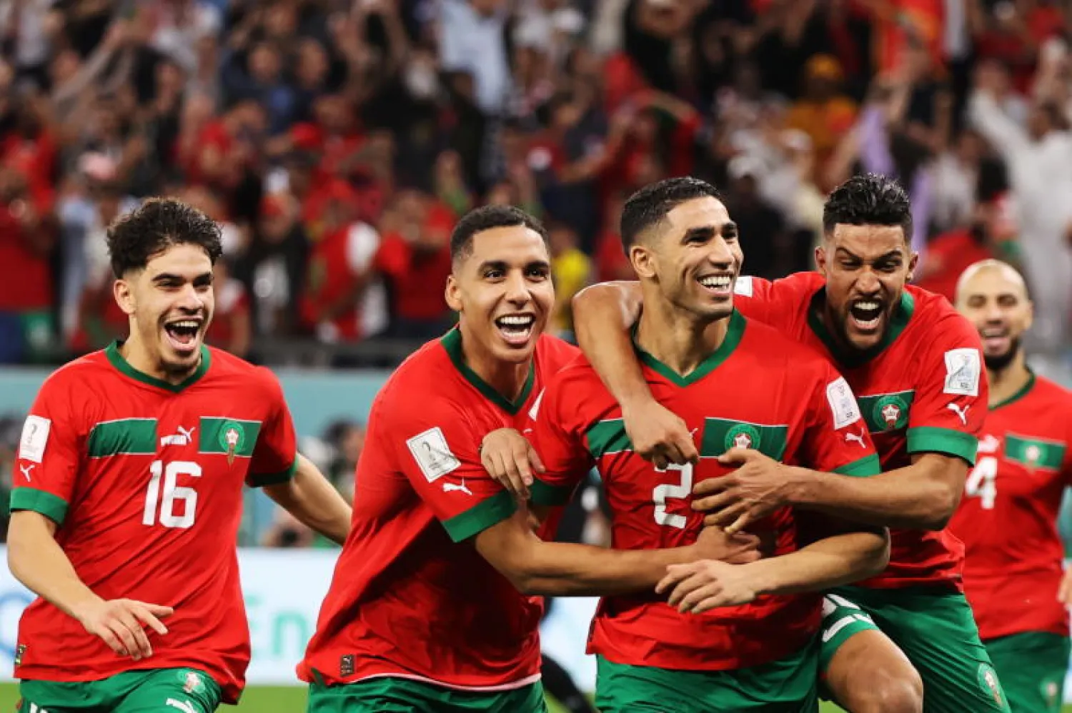  لاعبو منتخب المغرب يحتفلون بالتأهل إلى ربع نهائي المونديال (إ.ب.أ) 