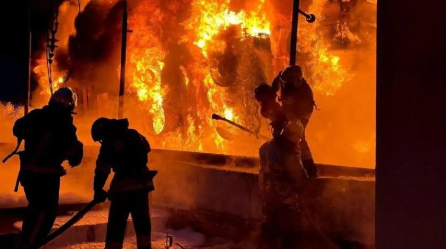 İtfaiyeciler Ukrayna'nın Odessa kentindeki bir enerji tesisinde çıkan yangını söndürmeye çalışıyor (Reuters)