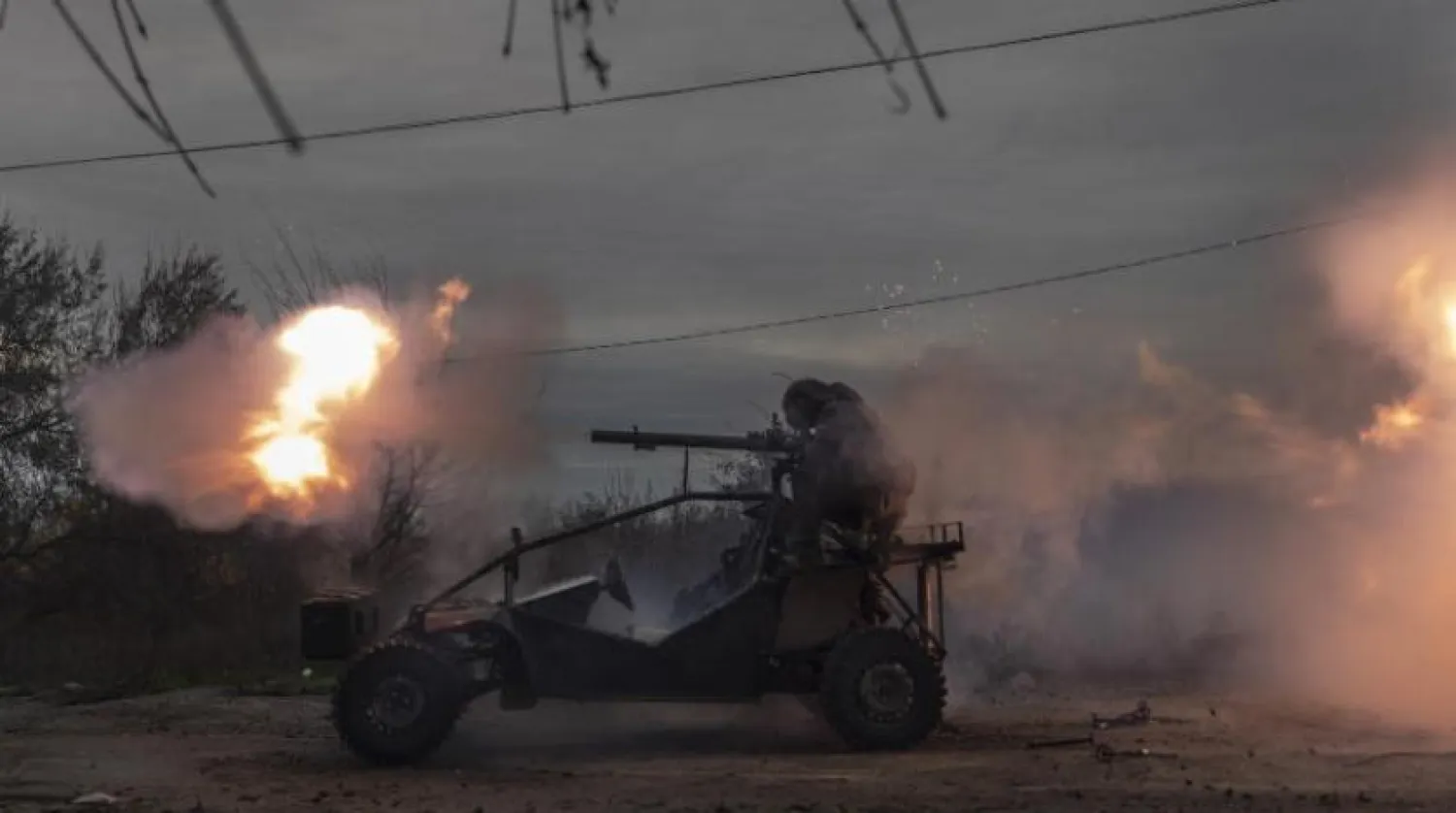 Ukraynalı askerler Herson yakınlarındaki Rus mevzilerine ateş ediyor (AP) 
