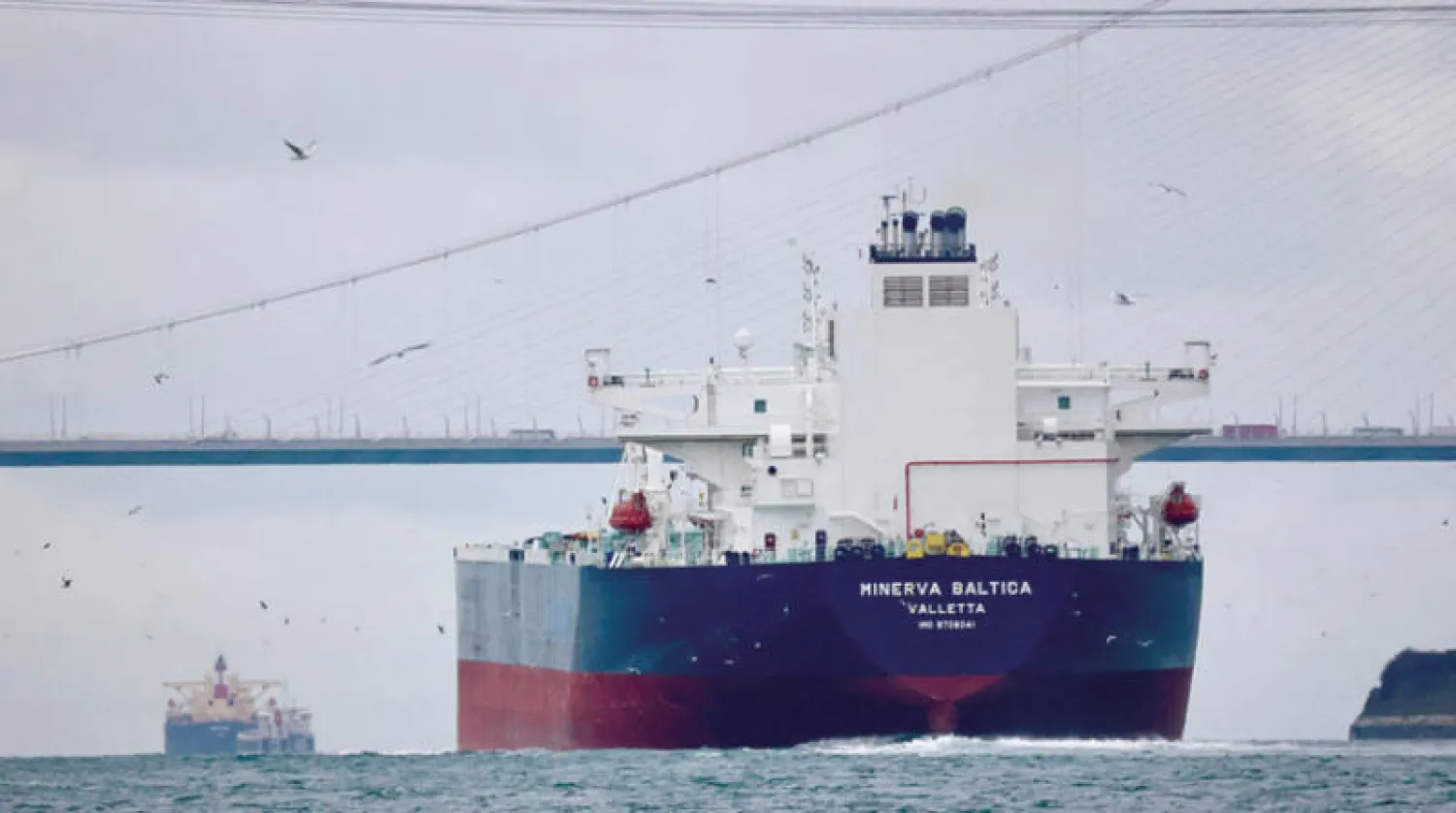 ناقلة النفط الخام مينيرفا بالتيكا التي ترفع العلم المالطي تبحر في مضيق البوسفور في طريقها للبحر الأسود في إسطنبول 5 ديسمبر 2022 (رويترز)