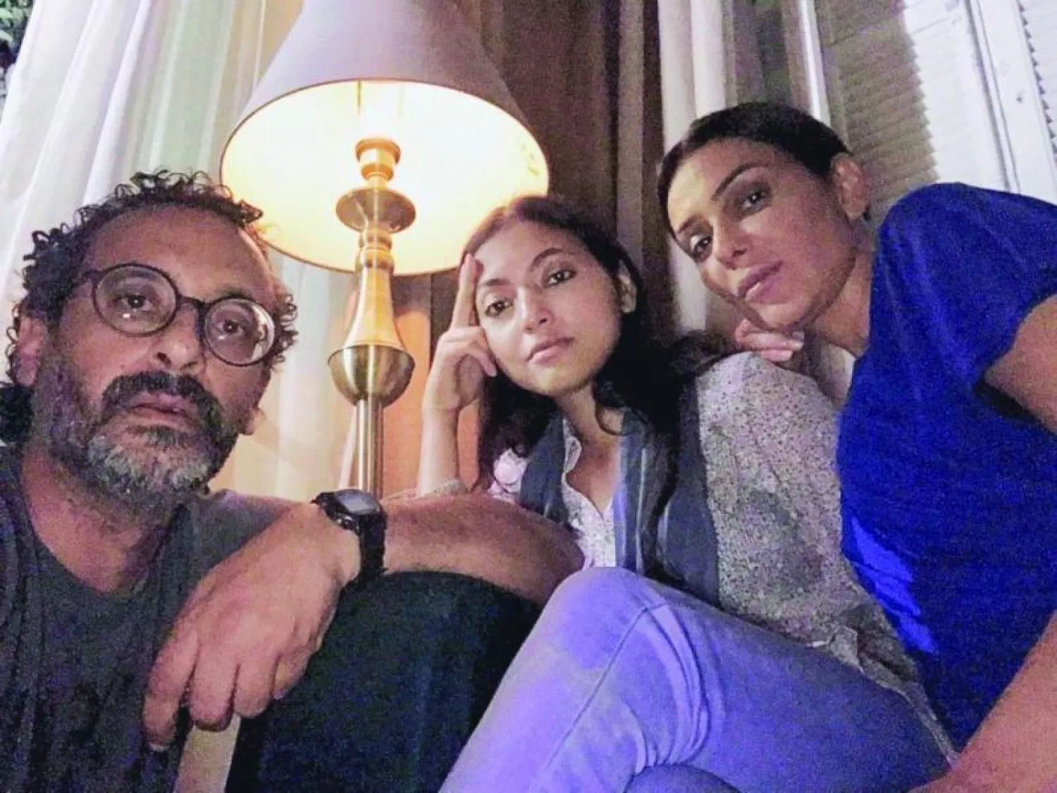 مخرج الفيلم جون إكرام مع بطلتيه إنجي المقدم ومي الغيطي خلال التصوير