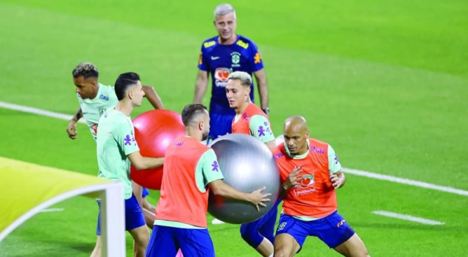 البرازيل تستعد لمواجهة ربع النهائي في أجواء مرحة (رويترز)