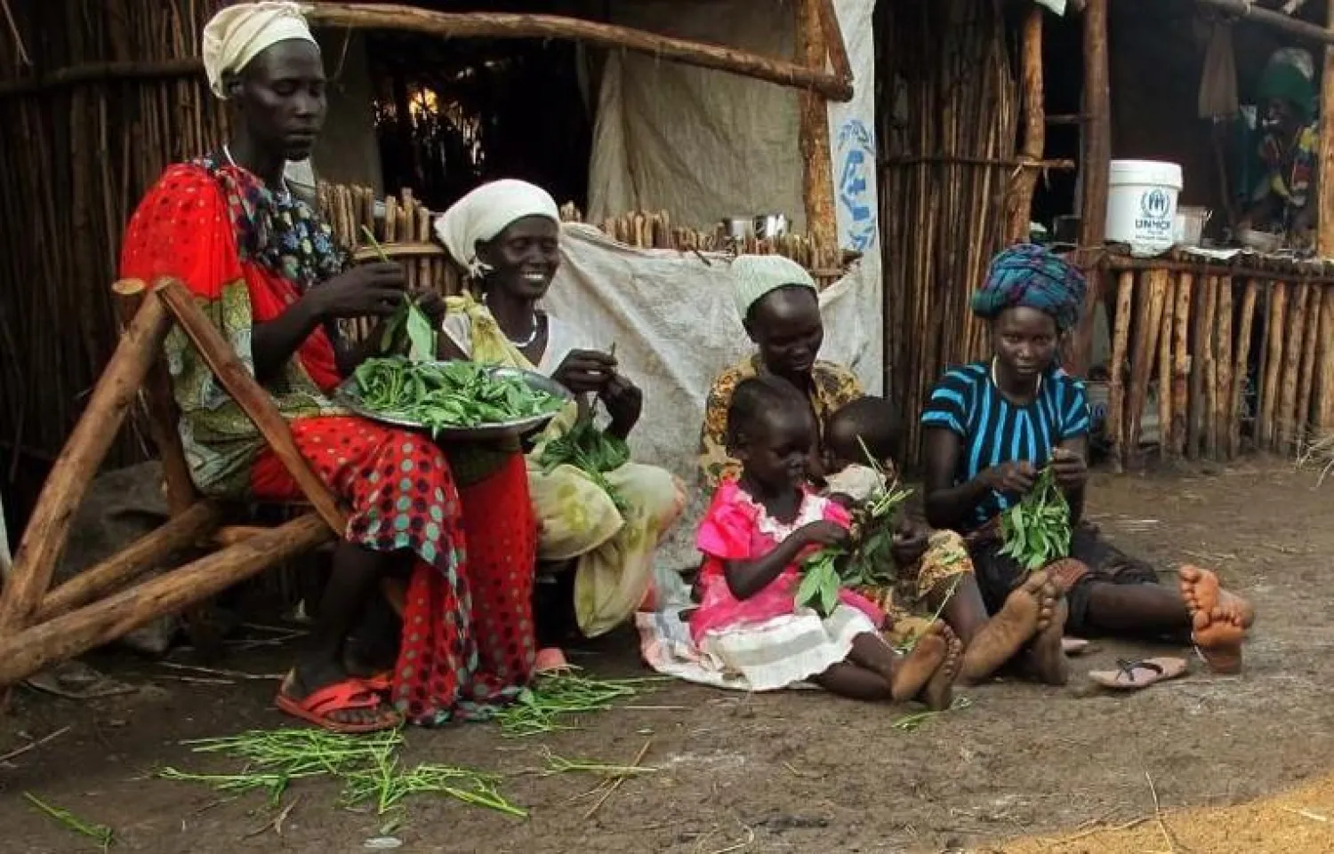 صورة تعود إلى 17 يونيو 2017 لنساء من جنوب السودان لاجئات في إثيوبيا هرباً من الحرب في بلادهنّ (رويترز)