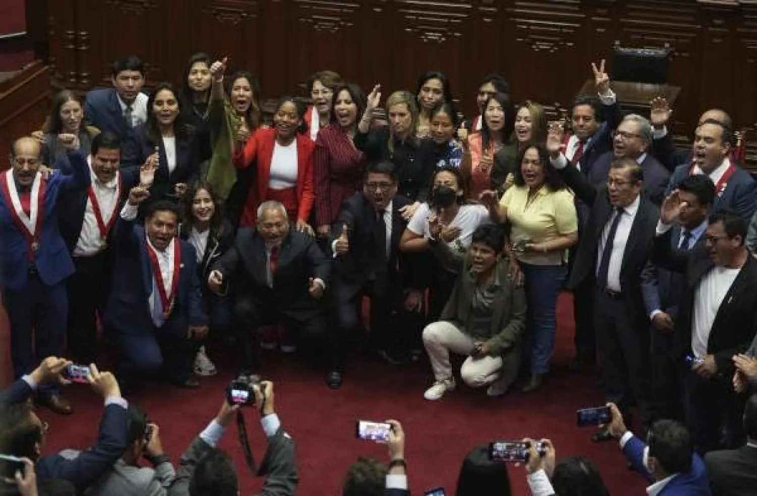 برلمانيون بيروفيون يحتفلون اليوم بعد نجاح تصويتهم لعزل الرئيس بيدرو كاستيلو (أ.ب)