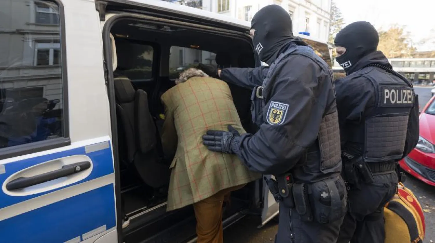 Alman yetkililer, aşırılık yanlısı "Reichsburger" grubuna yönelik baskınların bir parçası olarak Frankfurt'ta bir kişiyi tutukladı (Reuters)
