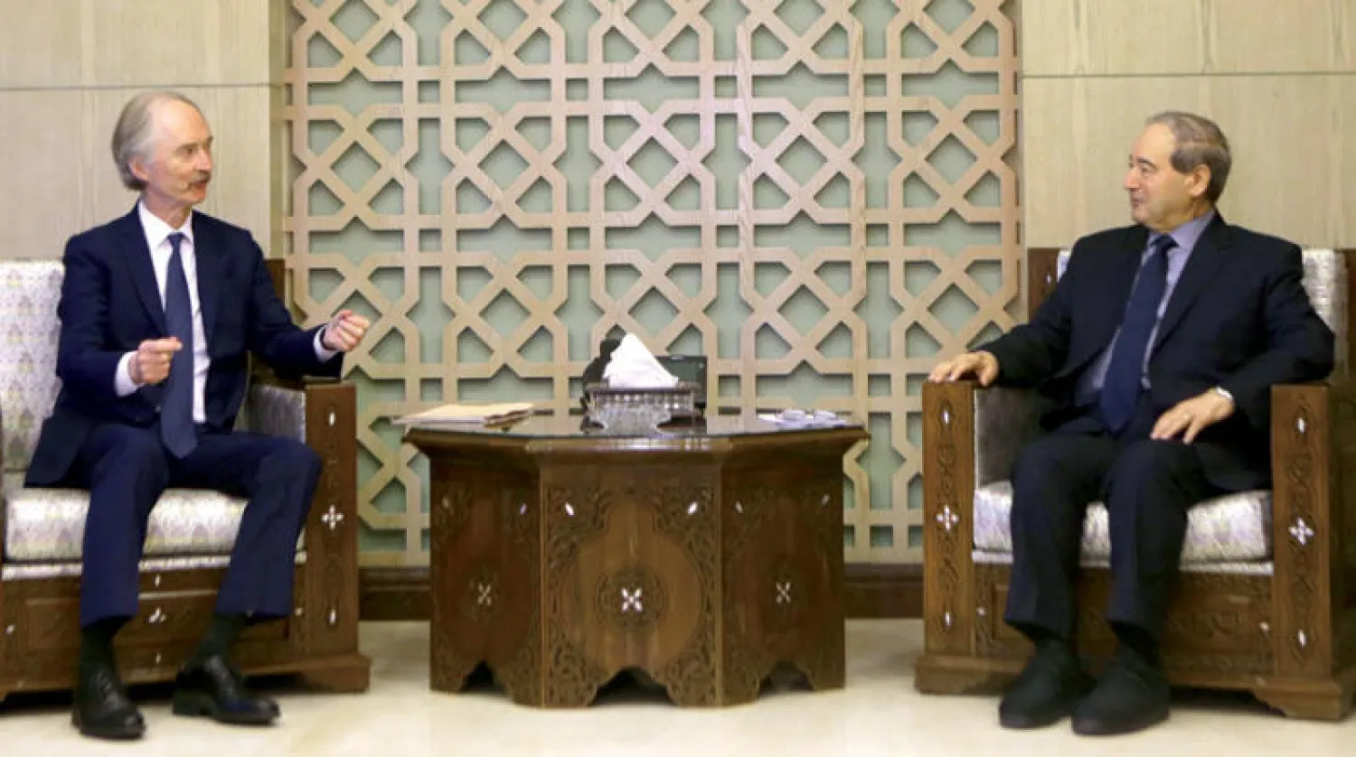 فيصل المقداد خلال استقباله غير بيدرسن في دمشق أمس (أ.ف.ب)