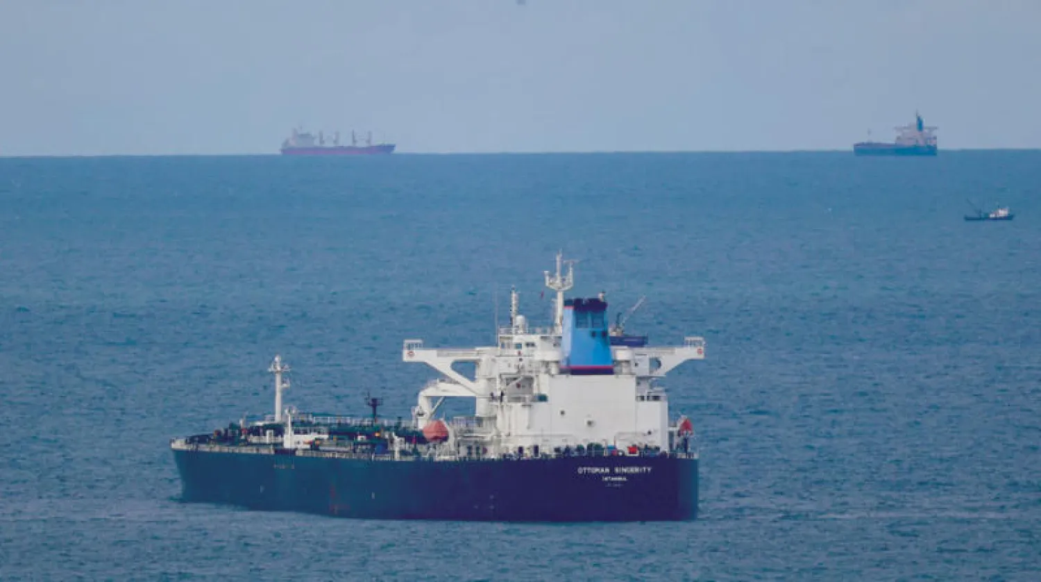 ناقلة نفط في المرسى الشمالي تنتظر عبور مضيق البوسفور في إسطنبول بتركيا (رويترز)