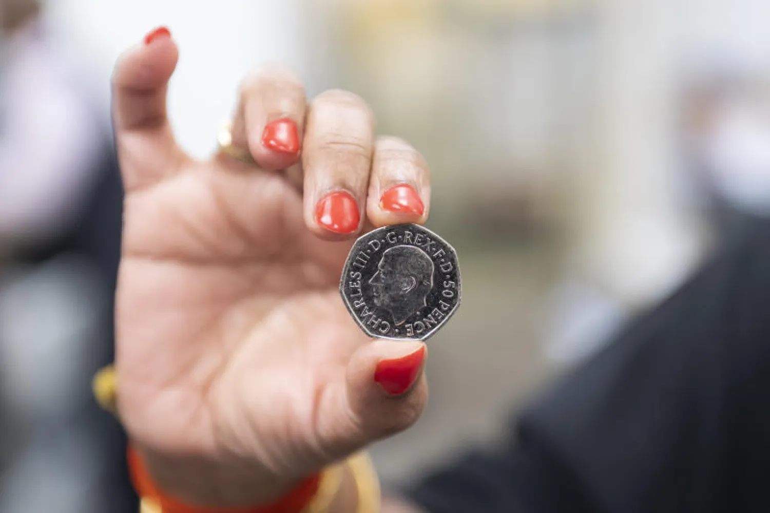 صورة الملك تشارلز تظهر لأول مرة على الجانب الخلفي للعملة المعدنية فئة 50 بنساً (أ.ب)