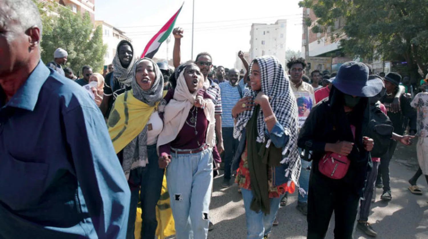 جانب من الاحتجاجات السلمية التي عرفتها شوارع الخرطوم أول من أمس (أ.ب)