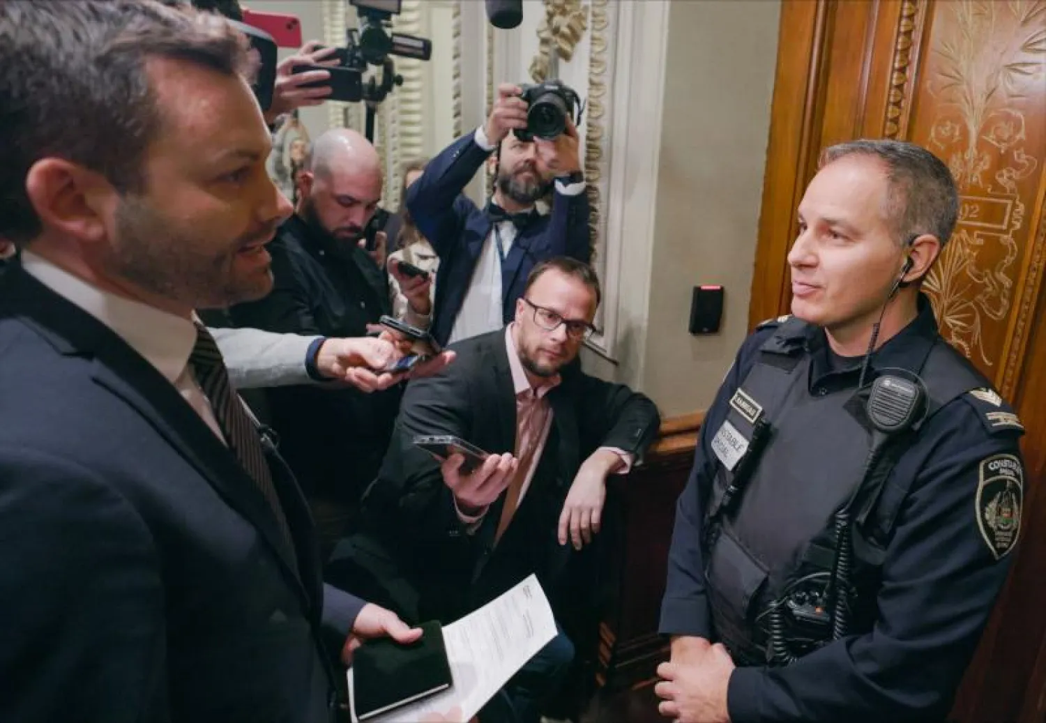 بول سان - بيار بلاموندون يُمنع من الدخول إلى الجمعية الوطنية في كيبيك إثر رفضه أداء قسم الولاء للملك تشارلز (أ.ف.ب)