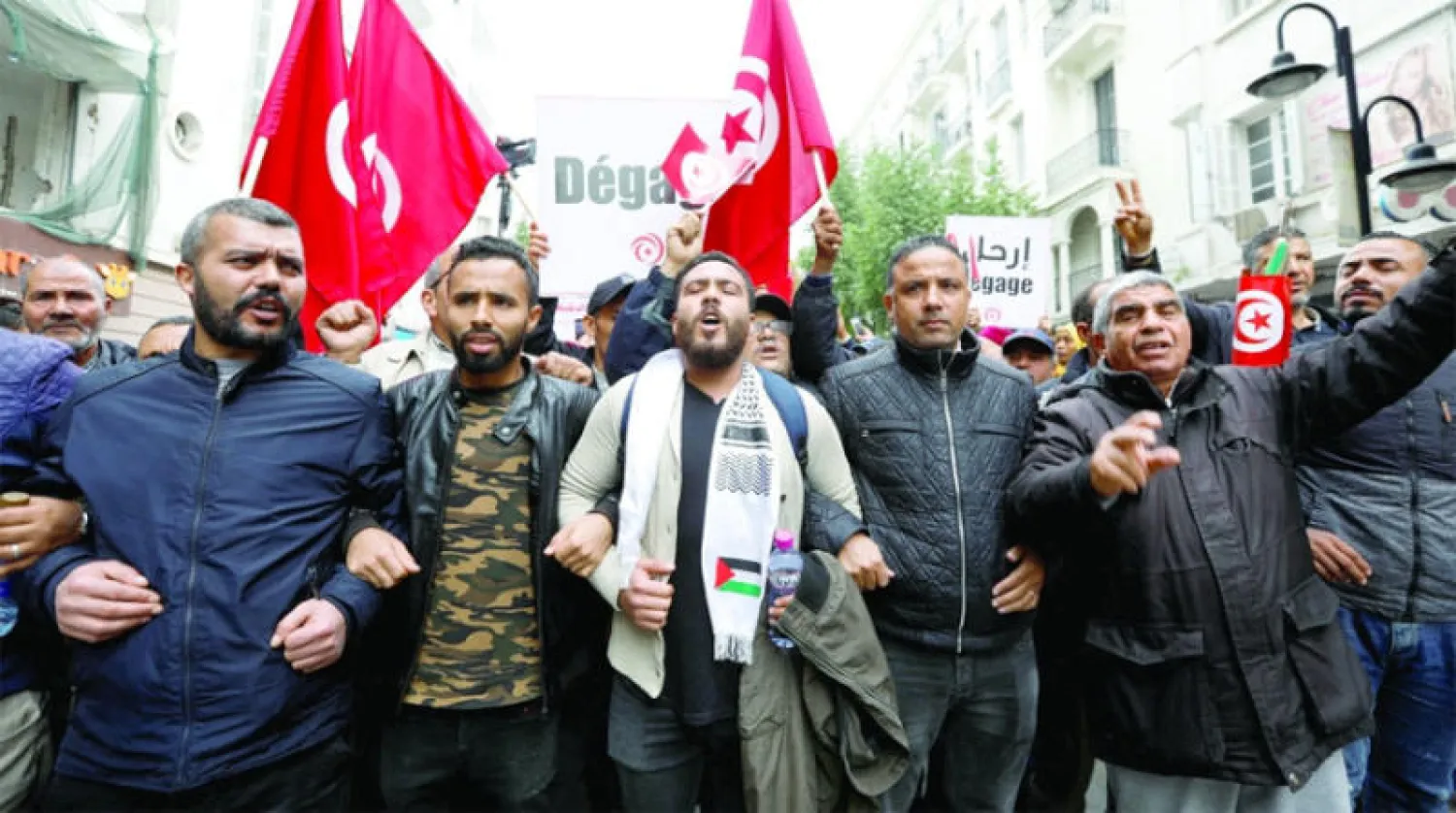جانب من الاحتجاجات التي عرفتها شوارع تونس العاصمة أمس (رويترز)