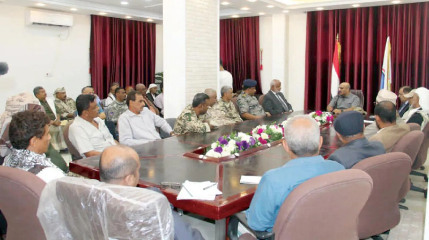 عضو مجلس القيادة اليمني طارق صالح لدى ترؤسه اجتماعاً للسلطات المحلية في محافظة الحديدة (تويتر)