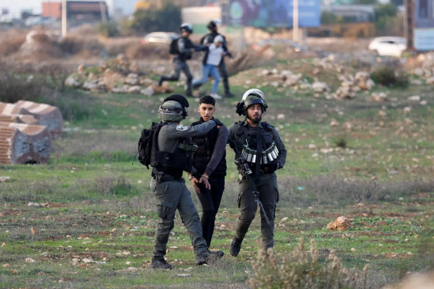 من الممارسات المألوفة للإسرائيليين ضد الأطفال الفلسطينيين (رويترز)