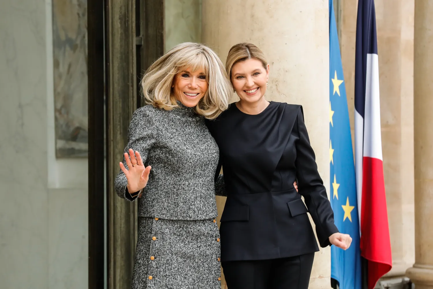 السيدة الأولى الفرنسية بريجيت ماكرون لدى ترحيبها بنظيرتها الأوكرانية أولينا زيلينسكي في «الإليزيه» اليوم (رويترز)