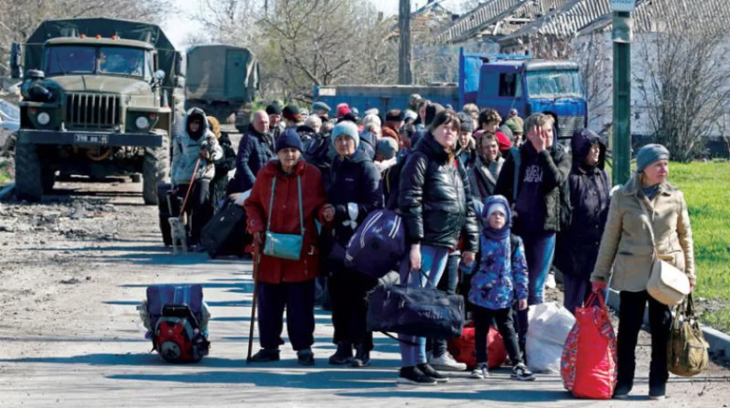 Rusya - Ukrayna savaşından kaçanlar, kendilerini güvenli yerlere götürecek otobüsleri bekliyorlar (Reuters)