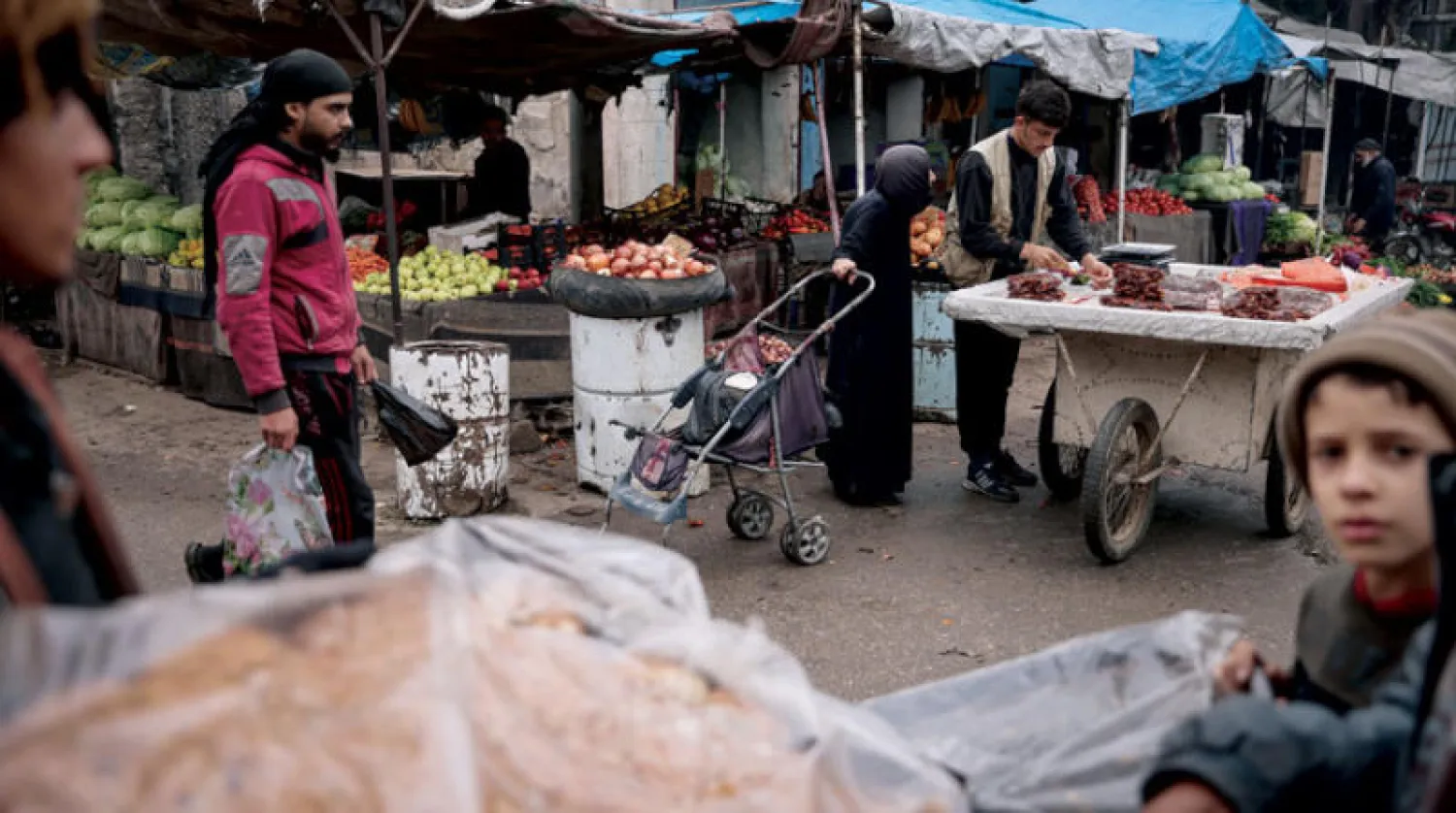 من يوميات السوريين مع البرد والغلاء (د.ب.أ)