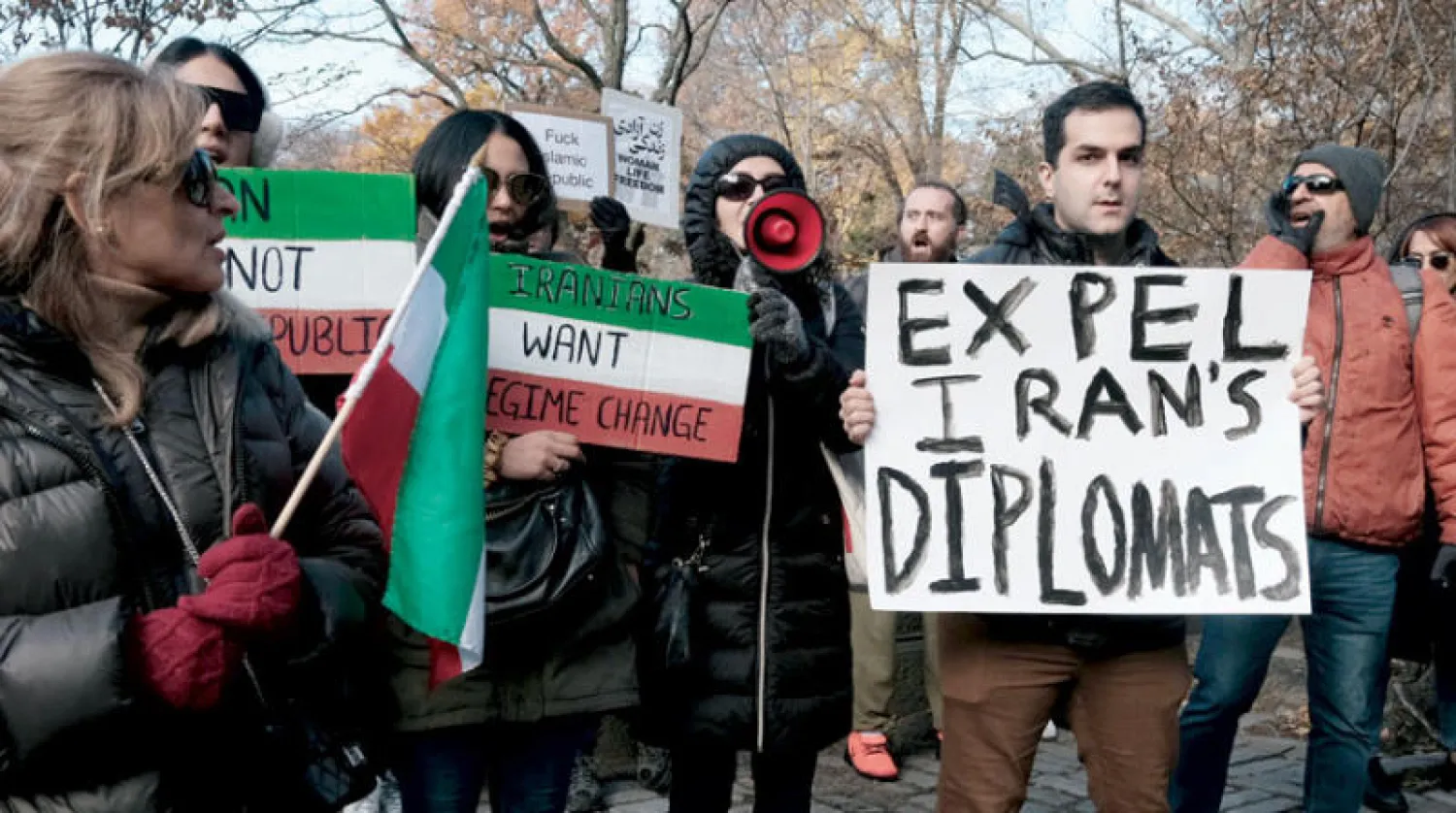 متظاهرون في نيويورك يطالبون بطرد الدبلوماسيين الإيرانيين (أ.ف.ب)