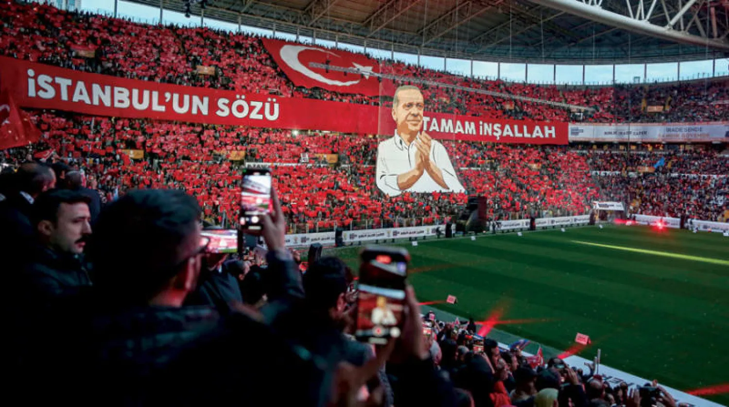 أنصار إردوغان يحيونه في ملعب بإسطنبول في 27 نوفمبر (إ.ب.أ)