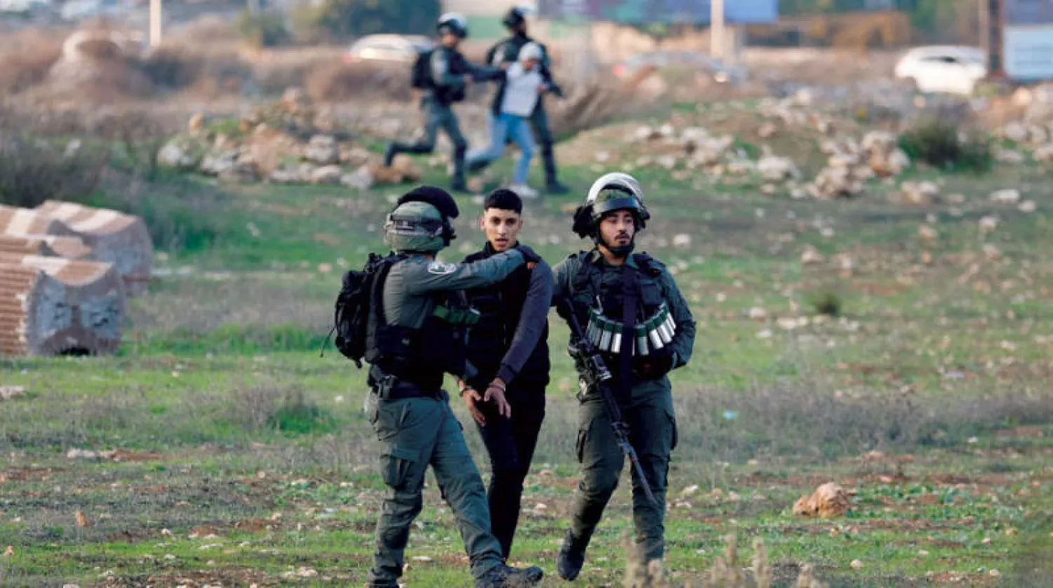 من الممارسات المألوفة للإسرائيليين ضد الأطفال الفلسطينيين (رويترز)