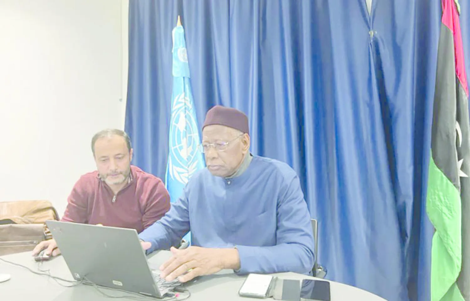 المبعوث الأممي عبد الله باتيلي خلال حوار رقمي مع عدد من الليبيين في 8 ديسمبر (حساب باتيلي على «تويتر»)