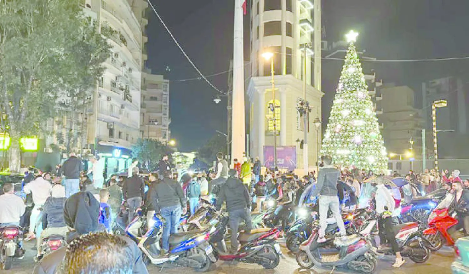 صورة من التجمعات التي تسببت بالإشكال (الوكالة الوطنية للإعلام)