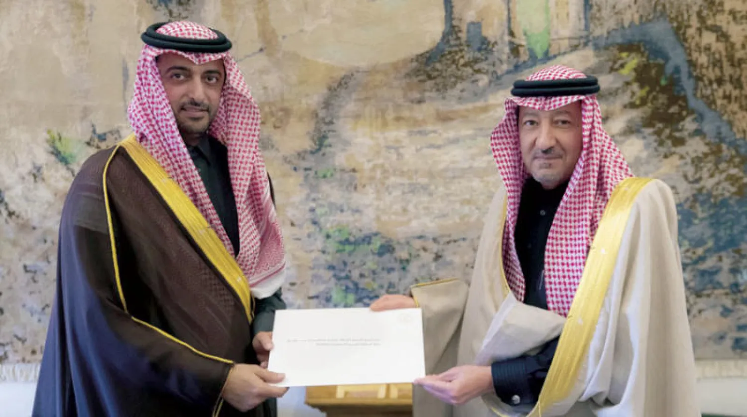 نائب وزير الخارجية السعودي خلال تسلمه الرسالة من سفير قطر لدى المملكة (واس)