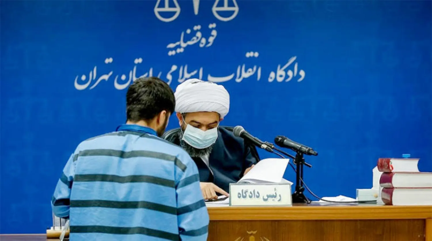 صورة وزعتها وكالة «ميزان» التابعة للقضاء الإيراني تظهر ماهان صدارت أثناء محاكمته